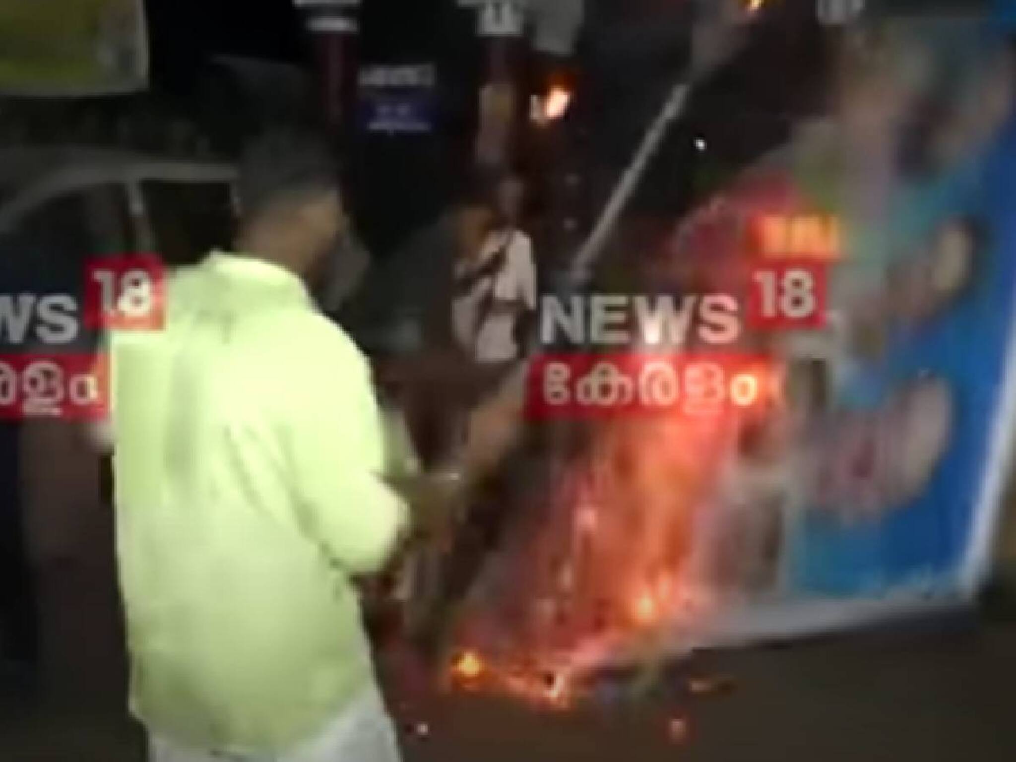 'തീപ്പന്തം വലിച്ചെറിഞ്ഞ് കൊല്ലാന്‍ ശ്രമിച്ചു'; മുഖ്യമന്ത്രിയുടെ വസതിയിലേക്ക് മാര്‍ച്ച് നടത്തിയ യൂത്ത് കോണ്‍ഗ്രസ് പ്രവര്‍ത്തകര്‍ക്കെതിരെ വധശ്രമത്തിന് കേസ്