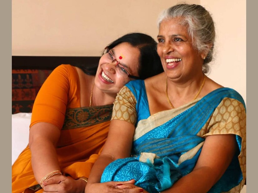 'ഒരു മുത്തശ്ശി ഗദ' സിനിമയിൽ അമ്മയും അമ്മായിയമ്മയും മുത്തശ്ശിയുമായി അഭിനയിച്ച രാജിനി ചാണ്ടിയുടെ മകന്റെ ഭാര്യാമാതാവിന്റെ റോൾ ചെയ്തത് നടിയും ഡബ്ബിങ് ആർട്ടിസ്റ്റുമായ ഭാഗ്യലക്ഷ്മിയാണ്. അവർ രണ്ടുപേരും കൂടിയുള്ള ചിത്രമാണിത്. 2023ലെ മിസ്റ്റർ ഹാക്കറിലാണ് രാജിനി ചാണ്ടി ഏറ്റവും ഒടുവിൽ അഭിനയിച്ചത്. ടി.വി പരിപാടിയുടെ അവതാരകയായും അഭിനേത്രിയായും അവർ കഴിവ് തെളിയിച്ചിട്ടുണ്ട്