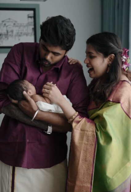  വീട്ടിൽ പുതിയ അതിഥി എത്തിയതിന്റെ സന്തോഷത്തിലാണ് കൃഷ്ണാസ് ഫാമിലി. ദിയയുടെയും അശ്വിന്റെയും മകൻ ഓമിയെ താലോലിക്കുകയാണ് കുടംബം. കഴിഞ്ഞ ദിവസമായിരുന്നു ദിയ കൃഷ്ണയുടെ ഏക മകൻ ഓമിയുടെ നൂലുകെട്ട്. കുടുംബം ഏറെ സന്തോഷത്തോടെയാണ് നൂലുകെട്ട് ആഘോഷിച്ചത്.
