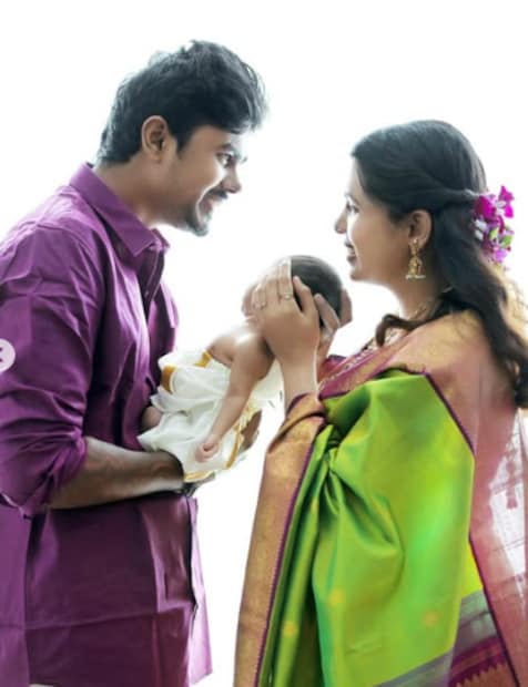  നൂലുകെട്ടിന്റെ ചെറിയൊരു വീഡിയോ പങ്കുവച്ചിരിക്കുകയാണ് ദിയ. എന്നാൽ, കുഞ്ഞിന്റെ മുഖം ഇതുവരെയും വെളിപ്പെടുത്തിയിട്ടില്ല. ഡാർക്ക് മജന്ത നിറത്തിൽ വലിയ ബോർഡറുള്ള ലൈറ്റ് ​ഗ്രീൻ ഷെയ്ഡ് സാരിയും ലൂസ് ഹെയർ സ്റ്റൈലിലും സുന്ദരിയായാണ് ചടങ്ങിൽ ദിയ എത്തിയത്. ഡാർക്ക് മജന്ത നിറത്തിലെ ഷർട്ടായിരുന്നു അശ്വിന്റെ വേഷം.
