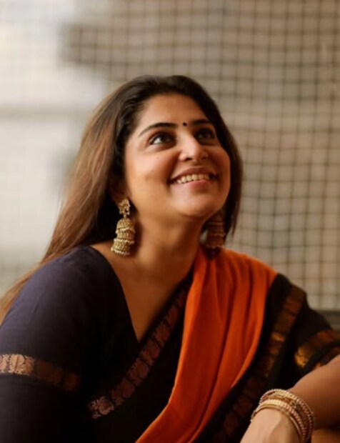  സിനിമാ ജീവിതത്തിൽ ബാലതാരമായി തുടക്കം കുറിച്ച നടിയാണ് മഞ്ജിമ മോഹൻ. വലിയൊരു ഇടവേളയ്ക്ക് ശേഷം വിനീത് ശ്രീനിവാസൻ തിരക്കഥയെഴുതി ജി പ്രജിത്ത് സംവിധാനം ഒരു വടക്കൻ സെൽഫി എന്ന ചിത്രത്തിലൂടെയാണ് നടി തിരിച്ചുവരവ് നടത്തിയത്. പിന്നാലെ, തെന്നിന്ത്യൻ സിനിമാലോകത്ത് ശ്രദ്ധപിടിച്ചു പറ്റാനും നടിയ്ക്കു കഴിഞ്ഞു.