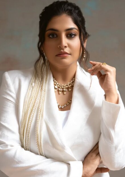  പലപ്പോഴും ബോഡിഷെയ്മിങ്ങിന് ഇരയാകുന്ന നടി കൂടിയാണ് മഞ്ജിമ മോഹൻ. നടിയുടെ വിവാഹ ദിവസം പോലും സോഷ്യൽ മീഡിയയിൽ ആശംസകൾക്ക് പകരം കൂടുതലും ബോഡി ഷെയ്മിങ്ങാണ് നേരിടേണ്ടി വന്നത്. ഇതിനെ കുറിച്ച് നടി തന്നെ നിരവധി അവസരങ്ങളിൽ സംസാരിച്ചിട്ടുണ്ട്. ശരീരഭാരം കൂടിയതോടെ നേരിടേണ്ടി വന്ന ബോഡി ഷെയ്മിങ്ങ് ആദ്യകാലത്ത് മാനസികമായി ഒരുപാട് ബാധിച്ചെന്ന് പറയുകയാണ് നടി. ഒരു യൂട്യൂബ് ചാനലിനോടാണ് ഇതിനെക്കുറിച്ച് താരം സംസാരിച്ചത്.