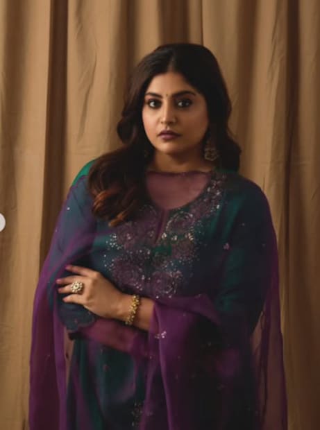  ബോഡി ഷെയ്മിങ്ങിനെ കുറിച്ച് കേൾക്കുമ്പോൾ ഞാൻ കരയും, തളരും, ആധി പിടിക്കുകയും ചെയ്യും. എന്താണ് സംഭവിക്കുന്നതെന്നാണ് ആദ്യം മനസിലാക്കേണ്ടത്. എന്നാൽ, മാത്രമാണ് അടുത്ത നടപടിയെടുക്കാൻ സാധിക്കുകയുള്ളൂ. സംഭവിക്കാനുള്ളത് സംഭവിച്ചു. ഇനി അടുത്തത് എന്ത് എന്നാണ് ആലോചിക്കേണ്ടത്. നമ്മൾ പ്രയാസത്തിലായിരിക്കുമ്പോൾ ലോജിക്കലായി ആലോചിക്കാനും പ്രയാസമുണ്ട്. തലച്ചോറല്ല, ഹൃദയമായിരിക്കും അവിടെ തീരുമാനം എടുക്കുക. ഇപ്പോൾ പ്രശ്‌നങ്ങളെ അക്‌സെപ്റ്റ് ചെയ്യാൻ തുടങ്ങിയിട്ടുണ്ട്. ജോലിക്കപ്പുറം എനിക്ക് മറ്റ് ലക്ഷ്യങ്ങളുണ്ടെന്നും മഞ്ജിമ പറഞ്ഞു.