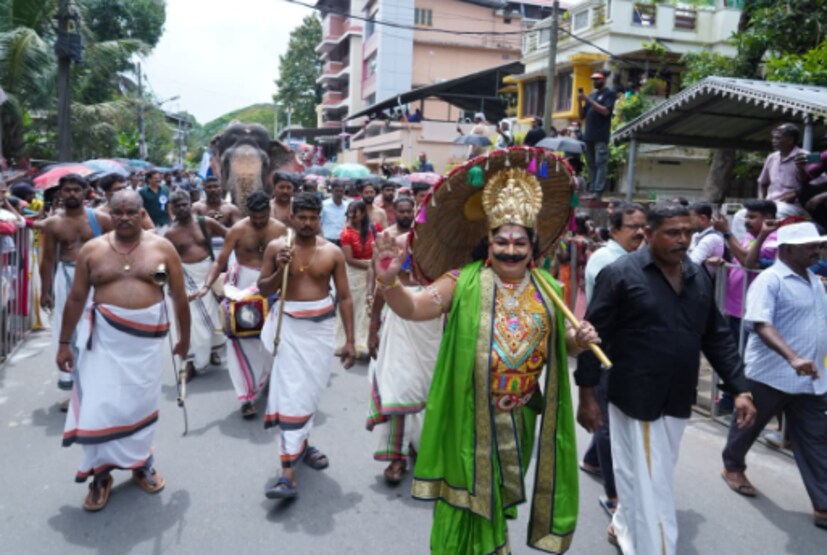  മലയാളികളെ പൊന്നോണത്തിന്റെ വരവറിയിക്കുന്നതാണ് തൃപ്പൂണിത്തറയിലെ അത്തച്ചമയം. തൃപ്പൂണിത്തറ ഗവ. ബോയ്‌സ് സ്‌കൂള്&#x200d; ഗ്രൗണ്ടില്&#x200d; വെച്ച് ആരംഭിക്കുന്ന അത്തച്ചമയ ഘോഷയാത്ര മന്ത്രി എം.ബി രാജേഷ് രാവിലെ ഉദ്ഘാടനം ചെയ്തു. ഇതോടെ സംസ്ഥാനത്ത് ഓണാഘോഷത്തിന് തുടക്കം കുറിച്ചിരിക്കുകയാണ്.
