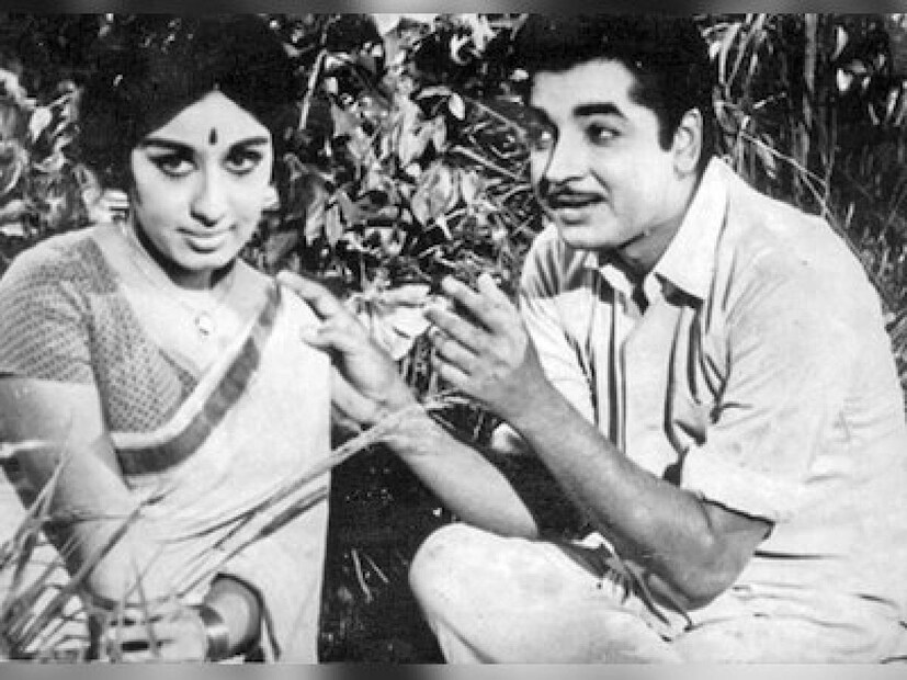 പ്രേം നസീറിന് ഇക്കിൾ മാറിയിട്ടുമില്ല. പെട്ടെന്ന് ഷീലയ്ക്ക് അമ്മ പറഞ്ഞുകൊടുത്ത ഒരു കാര്യം ഓർമ വന്നു. അവർ ഈ ബഹളം നടക്കുന്ന സ്ഥലത്തു നിന്നും ഓഫീസ് ഇരിക്കുന്ന ഭാഗത്തേക്ക് പോയി. അവിടെ നിന്നും വേഗത്തിൽ ഓടിവരുന്നതായി ഭാവിച്ച് പ്രേം നസീറും കൂട്ടരും ഇരിക്കുന്നിടത്തേക്ക്. പിന്നെ ഷീലയുടെ വായിൽ നിന്നും വന്നത് പ്രേം നസീറിന്റെ പുത്രൻ ഷാനവാസിന് അപകടം പറ്റിയെന്നായിരുന്നു. കേട്ടപാടെ, പ്രേം നസീർ ആകെ ഞെട്ടി