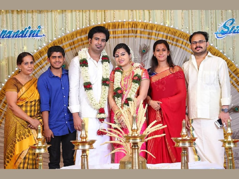 അനുജത്തിയുടെ വിവാഹവേളയിലെ ഒരു ചിത്രം പങ്കിട്ടു കൊണ്ടാണ് വിജയ് മാധവ് അതേപ്പറ്റി കുറിക്കുന്നത്. അന്ന് വിജയ് മാധവും ദേവിക നമ്പ്യാരും വിവാഹിതരല്ല. 'May 5 2016 ഉച്ചക്ക് 1.42 ന് എന്റെ അനിയത്തിയുടെ കല്യാണത്തിന് ഈ പടം എടുത്ത ഒറ്റ കാരണം കൊണ്ടാണോ ഞാനും ദേവികയും ഒരുമിച്ചത് എന്ന് എനിക്ക് തോന്നിയിട്ടുണ്ട്…. കാരണം ഞങ്ങൾ അടിച്ച് പിരിഞ്ഞ് ഇനി ഈ ബന്ധം ശരിയാവില്ല എന്ന് ഉറപ്പിച്ച് ദേവികയെ ഞാൻ ഫോണിൽ ബ്ലോക്ക് ചെയ്തു സമാധാനമായിട്ട് വീട്ടിൽ ടിവി കണ്ടു കിടന്നപ്പോൾ ആണ് എന്റെ അനിയത്തി നന്ദു, ഈ പടം അയച്ച് തന്നിട്ട്...