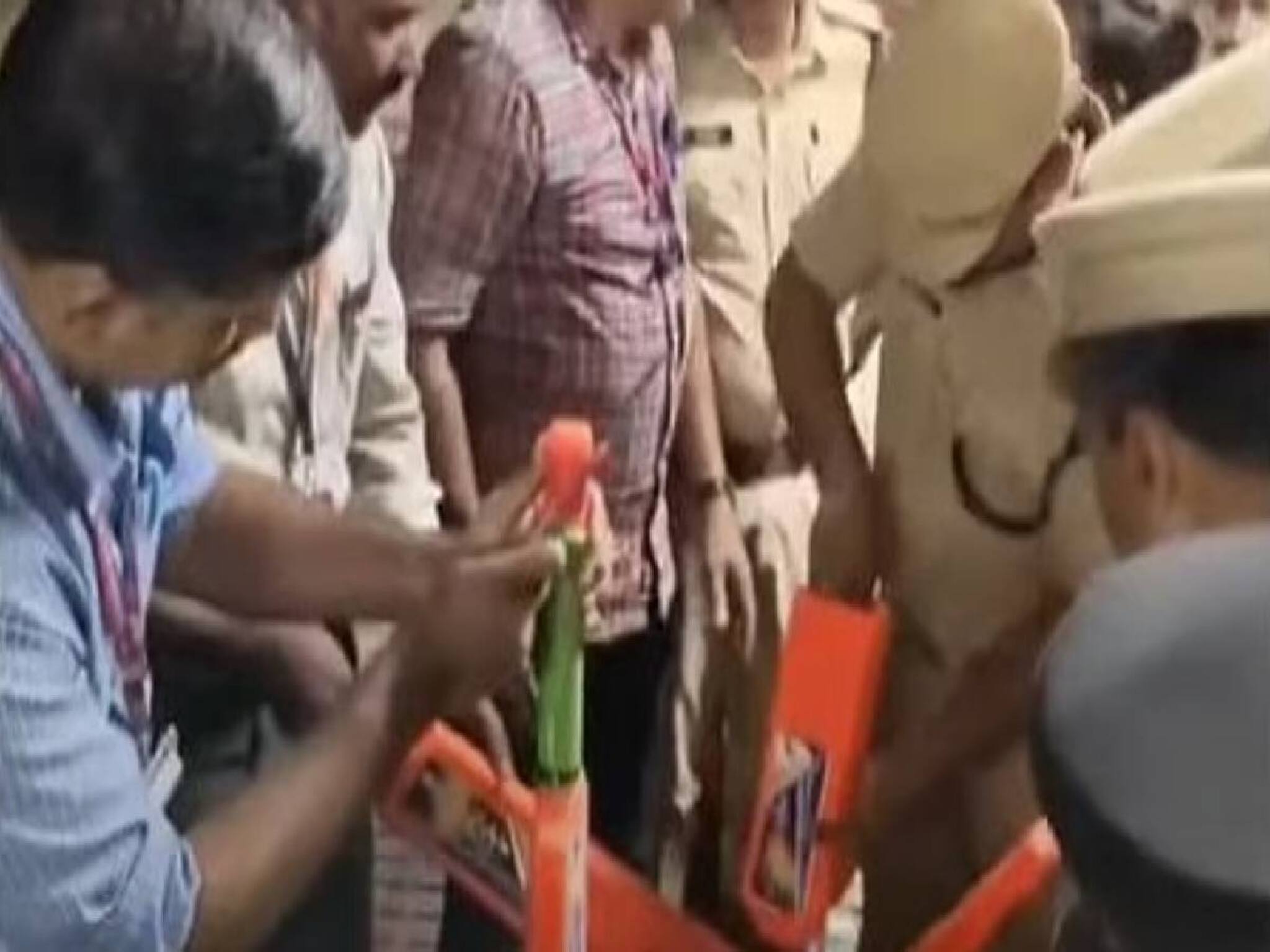 ഹിറ്റ് വിക്കറ്റ്! ക്രിക്കറ്റ് ബാറ്റിനുള്ളിൽ 15 കിലോ കഞ്ചാവ് ഒളിപ്പിച്ച് കടത്താൻ ശ്രമിച്ച യുവാവ് പിടിയിൽ
