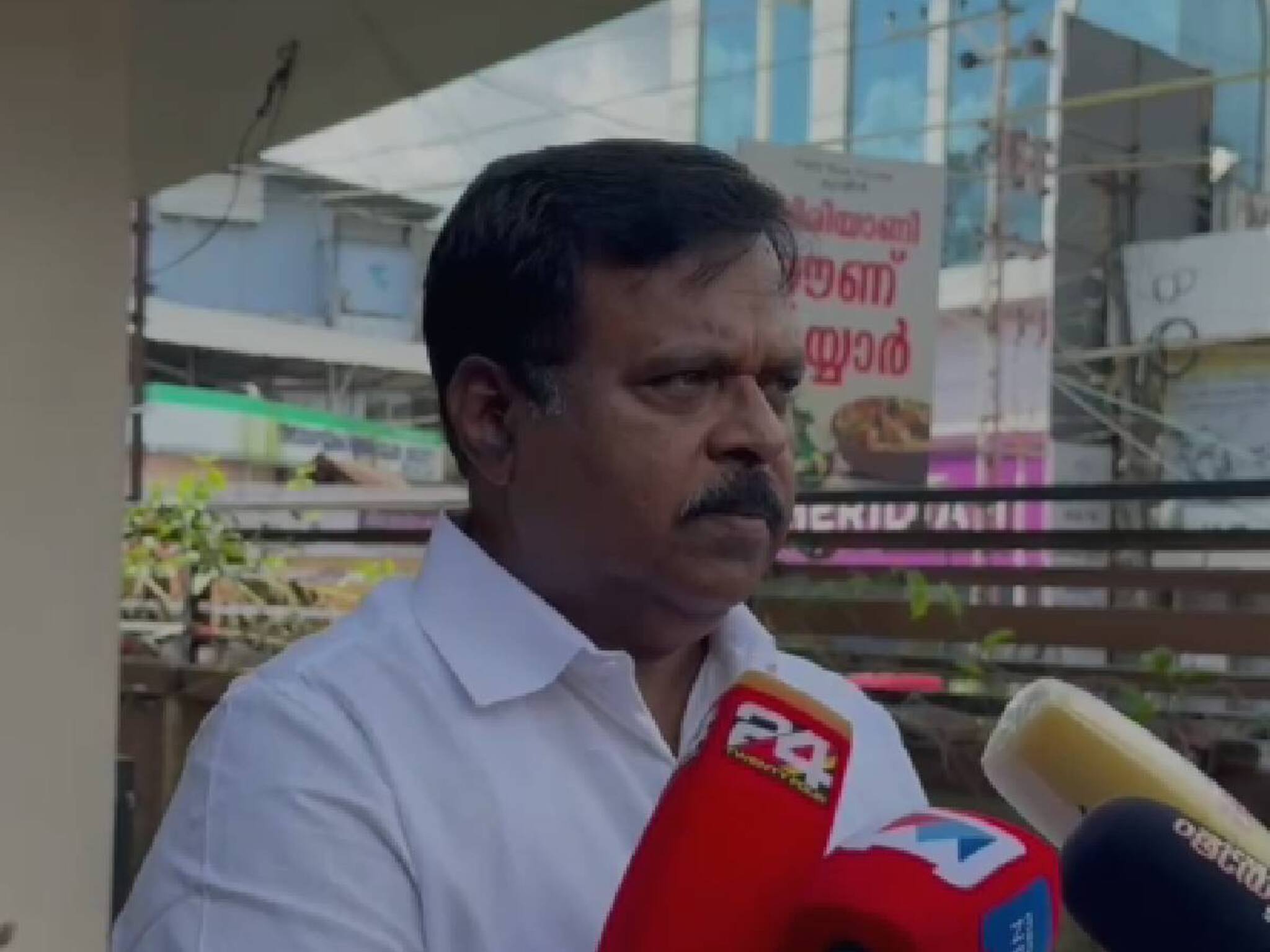 'വിവാദവുമായി മുന്നോട്ടുപോകാൻ പാർട്ടിക്ക് സമയമില്ല;രാഹുൽ എംഎൽഎ സ്ഥാനം രാജിവെക്കണം'; ജോസഫ് വാഴയ്ക്കൻ