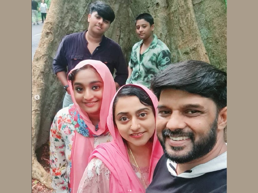 ഒരു മകളുടെയും രണ്ടാണ്മക്കളുടെയും മാതാപിതാക്കളാണ് കലാഭവൻ നവാസും രഹ്നയും. നടൻ കലാഭവൻ നിയാസ്, നവാസിന്റെ സഹോദരനാണ്. 'ഇഴ' എന്ന ചിത്രം യൂട്യൂബ് റിലീസിന് മണിക്കൂർ തിയാകും മുൻപേ മൂന്നേകാൽ ലക്ഷത്തിലധികം പേര് കണ്ടുകഴിഞ്ഞു. 'മറന്നുവോ സഖീ...' എന്ന ഗാനം നവാസിന്റെ ആലാപനത്തിലാണ് പുറത്തിറങ്ങിയത്