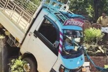 മകളുടെ മരണാനന്തരച്ചടങ്ങിന് സാധനങ്ങളുമായി എത്തിയ പിക്കപ്പ് വാൻ മറിഞ്ഞ് വീട്ടുമുറ്റത്ത് നിന്ന അമ്മയ്ക്ക് ദാരുണാന്ത്യം