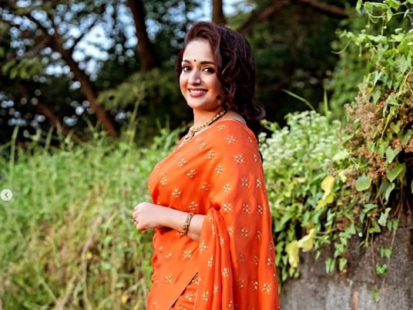 വീട്ടമ്മയായ കാവ്യാ മാധവനെ ഇപ്പോൾ പ്രേക്ഷകർ കാണുന്നത് പൊതുപരിപാടികൾ, താരവിവാഹങ്ങൾ അതുമല്ലെങ്കിൽ, അവരുടെ വസ്ത്ര  ബ്രാൻഡ് ആയ ലക്ഷ്യയുടെ മോഡലായുമെല്ലാമാണ്. അതല്ലാതെ കാവ്യാ മാധവനെ കാണാൻ കിട്ടിയെന്നു വരില്ല. എവിടെയെങ്കിലും കണ്ടാൽ തന്നെയും എപ്പോഴാവും കാവ്യ സിനിമയിലേക്ക് വരിക എന്ന ചോദ്യം ചോദിയ്ക്കാൻ ആരെങ്കിലും ഉണ്ടാകും. മകൾ മാമാട്ടിയുടെ പിന്നാലെ പോകുന്നതാണോ ഇപ്പോഴത്തെ പരിപാടി എന്ന് ഒരിക്കൽ ചോദിച്ചപ്പോൾ, ഒരു പുഞ്ചിരിയോട് കൂടി അതേ എന്ന് തലയാട്ടിയിരുന്നു കാവ്യാ മാധവൻ