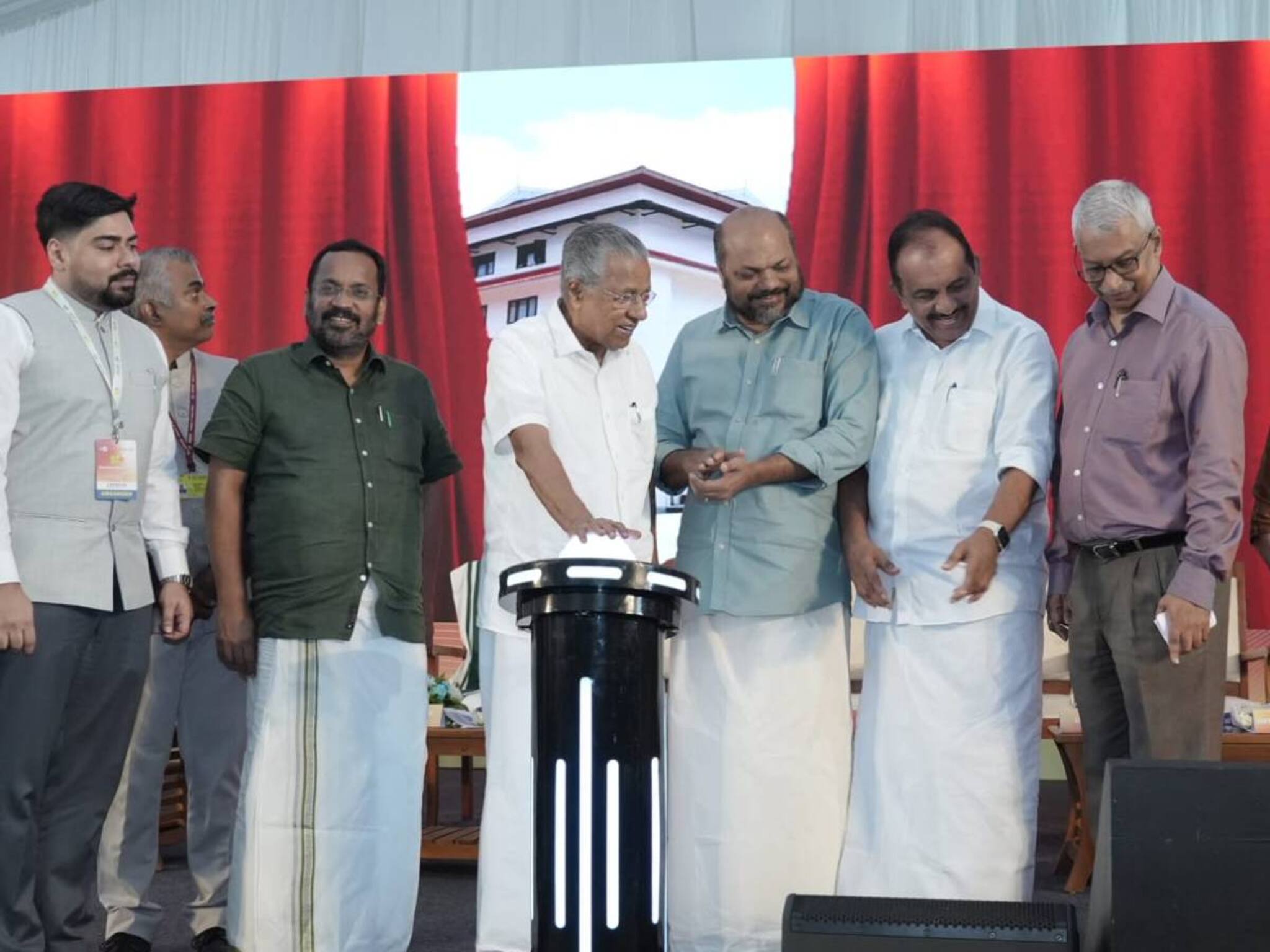 വിമാനയാത്ര ജനകീയമാവണം; യാത്രാ പ്രവർത്തന ചെലവുകൾ കുറയ്‌ക്കണം; മുഖ്യമന്ത്രി പിണറായി വിജയൻ