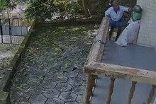 വയോധികയെ വലിച്ചിഴച്ച് വടി കൊണ്ട് അടിച്ചു; ക്രൂരമായി മർദിച്ച അയൽവാസി അറസ്റ്റിൽ
