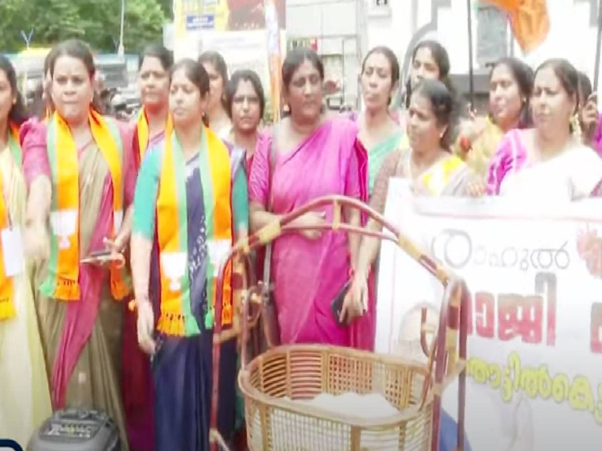 ‘ഉണ്ണി വാവാവോ..!’; രാഹുൽ മാങ്കുട്ടത്തിലിൻ്റെ രാജി ആവശ്യപ്പെട്ട് തൃശൂരിൽ മഹിളാമോർച്ച പ്രവർത്തകർ തൊട്ടിൽ കെട്ടി പ്രതിഷേധം