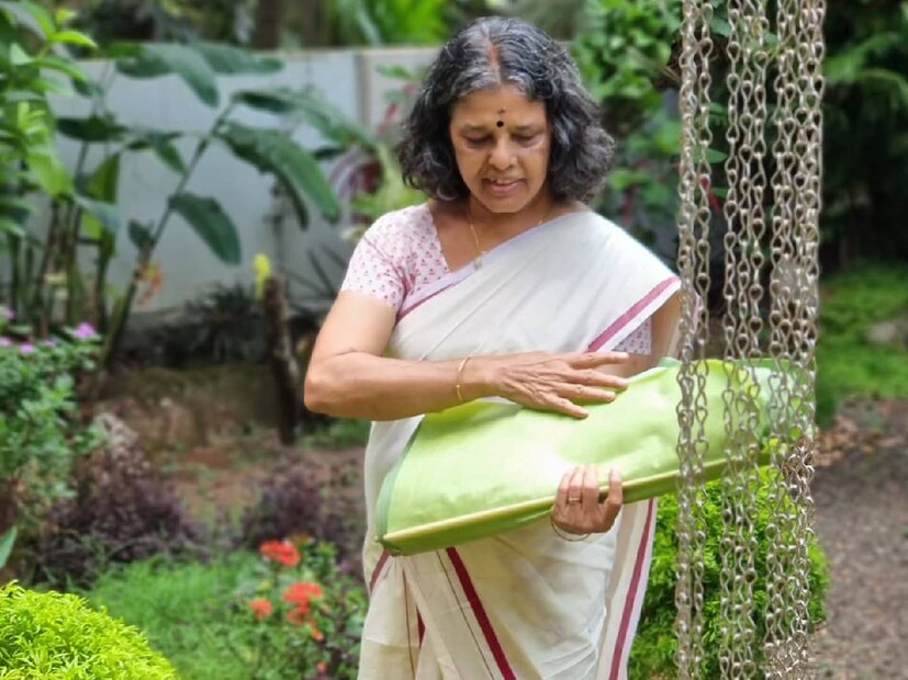 സിനിമയിലേക്കും ജീവിതത്തിലേക്കും രണ്ടാം വരവ് നടത്തിയ മഞ്ജു വാര്യർക്ക് അമ്മ ഗിരിജയാണ് താങ്ങും തണലുമായി കൂടെയുണ്ടായിരുന്നത്. അച്ഛൻ മാധവന്റെ മരണശേഷം ഗിരിജയായി മകളുടെ പ്രധാന കൂട്ട്. സ്കൂൾ കാലങ്ങളിലെ ഭരതനാട്യ നർത്തകിയായ മഞ്ജു വാര്യർ ആണ് ഒരു സാധാരണ മലയാളി കുടുംബത്തിൽ നിന്നും പ്രശസ്തിയുടെ ലോകത്തേക്ക് ആദ്യം ചുവടുവച്ചത് എന്നാണ് മലയാളികൾ പലരും കരുതിപ്പോന്നത്. 'സാക്ഷ്യം' എന്ന ആദ്യ ചിത്രത്തിൽ മഞ്ജു വാര്യർ വേഷമിടുന്നതിനും മുൻപേ, അവരുടെ അമ്മ കൃത്യം 50 വർഷങ്ങൾക്ക് മുൻപേ അറിയപ്പെട്ടു തുടങ്ങിയിരുന്നു (തുടർന്ന് വായിക്കുക)