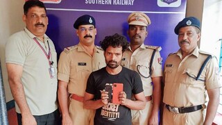 പിടിയിലായ പ്രതി RPF സംഘത്തിനൊപ്പം പിടിയിലായ പ്രതി RPF സംഘത്തിനൊപ്പം