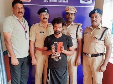 പിടിയിലായ പ്രതി RPF സംഘത്തിനൊപ്പം