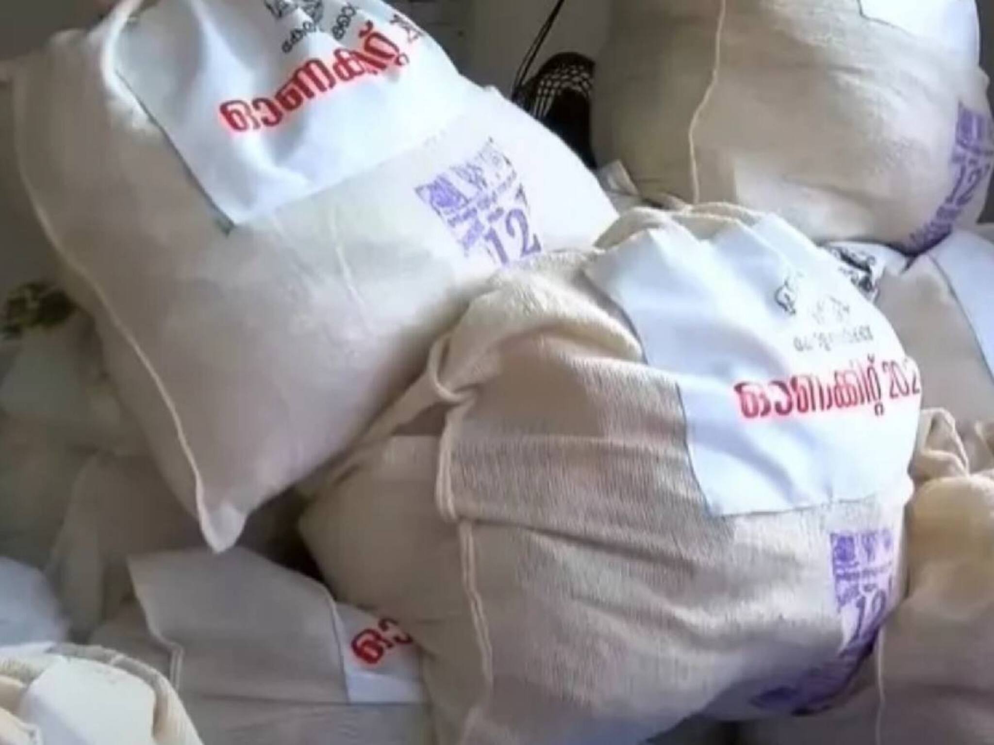 വെളിച്ചെണ്ണയും പഞ്ചസാരയും പരിപ്പുമടക്കം 15 സാധനങ്ങൾ; 6 ലക്ഷത്തിലേറെ മഞ്ഞ കാർഡുടമകൾക്ക് സൗജന്യ ഓണക്കിറ്റ് വിതരണം മുതൽ 26 മുതൽ