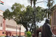 പാർലമെന്റിൽ സുരക്ഷാ വീഴ്ച; മതിൽ ചാടിക്കടന്ന് അതിക്രമിച്ചു കയറിയ ആളെ സുരക്ഷാ ഉദ്യോഗസ്ഥർ പിടികൂടി