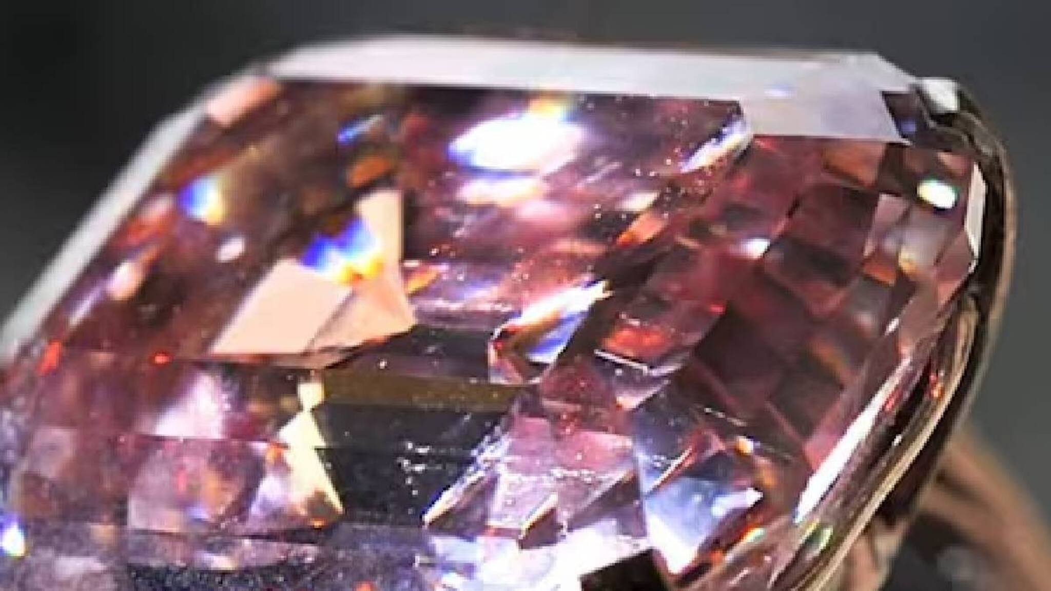 218 കോടി രൂപയുടെ പിങ്ക് ഡയമണ്ട് കാണാതായി; ദുബായ് പോലീസ്‌ എട്ട് മണിക്കൂറിനുള്ളില്‍ കണ്ടെത്തി