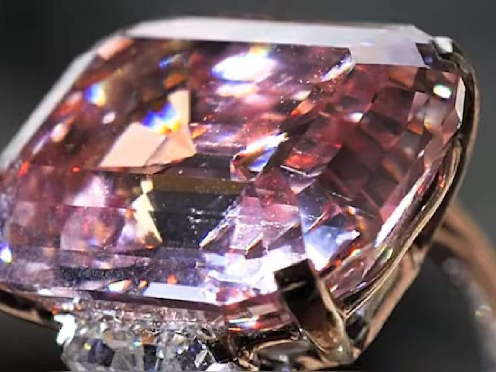 218 കോടി രൂപയുടെ പിങ്ക് ഡയമണ്ട് കാണാതായി; ദുബായ് പോലീസ്‌ എട്ട് മണിക്കൂറിനുള്ളില്‍ കണ്ടെത്തി