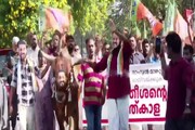 രാഹുലിന്റെ രാജി; കാളയുമായി പ്രതിപക്ഷ നേതാവിന്റെ ഔദ്യോ​ഗിക വസിതിയിലേക്ക് യുവമോർച്ചയുടെ പ്രതിഷേധം
