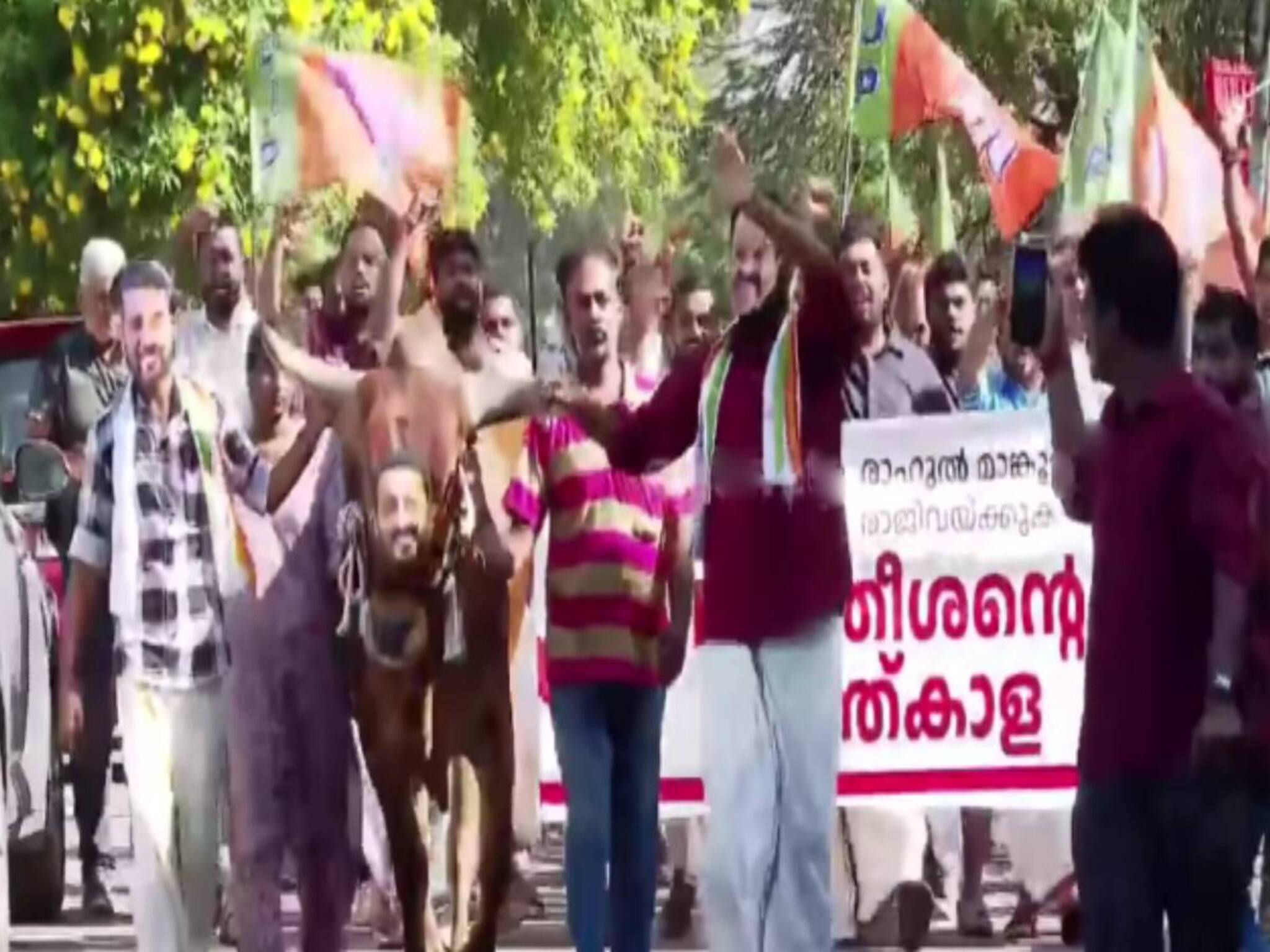 രാഹുലിന്റെ രാജി; കാളയുമായി പ്രതിപക്ഷ നേതാവിന്റെ ഔദ്യോ​ഗിക വസിതിയിലേക്ക് യുവമോർച്ചയുടെ പ്രതിഷേധം