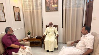 റാഫേൽ തട്ടിലുമായി രാജീവ് ചന്ദ്രശേഖർ കൂടിക്കാഴ്ച നടത്തുന്നു. ഷോൺ ജോർജ് സമീപം