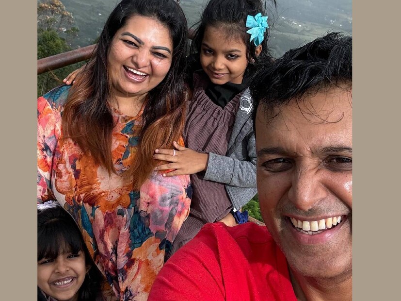 അത് കഴിഞ്ഞ് മാമാട്ടി ചെന്നൈക്ക് പോയി. മക്കളും വേറെ സ്‌കൂളിലായി. കുഞ്ഞുങ്ങളുടെ മേലുള്ള സൗഹൃദമായതിനാൽ, ഞങ്ങൾ സംസാരിച്ചതും, ഷെയർ ചെയ്‌തതുമെല്ലാം മക്കളുടെ കാര്യമാണ്.  അതിനപ്പുറമൊരു വിഷയത്തിലേക്ക് കടന്നിട്ടില്ല. ആ പങ്കിടലിൽ നിന്നും കാവ്യാ മാധവൻ എന്ന വ്യക്തി എത്ര ആത്മാർത്ഥതയുള്ള, ജെനുവിൻ ആയ, കുടുംബത്തെ സ്നേഹിക്കുന്ന, കുടുംബത്തിനായി എന്ത് ത്യാഗവും സഹിക്കുന്ന ആളാണ് എന്ന് മനസ്സിലായിട്ടുണ്ട്. അതിനപ്പുറത്തൊരു കാവ്യാ മാധവനുണ്ട് താനും. കാവ്യയോട് ഒരു മാനസിക അടുപ്പമുണ്ട്. അമ്മയെന്ന നിലയിൽ സ്നേഹമുള്ള വ്യക്തിയാണ് അവർ, സാന്ദ്ര പറഞ്ഞു