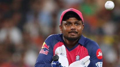 Difference with team management captain sanju samson asked to be released from Rajasthan Royals team വിക്കറ്റ് കീപ്പർ ബാറ്റ്സ്മാനും രാജസ്ഥാൻ റോയൽസ് ക്യാപ്റ്റനുമായ സഞ്ജു സാംസൺ തന്നെ ടീമിൽ നിന്ന് റിലീസ് ചെയ്യണമെന്ന് ടീം മാനേജ്മെന്റിനോട് ആവശ്യപ്പെട്ടതായി റിപ്പോർട്ട്. സഞ്ജുവും രാജസ്ഥാൻ റോയൽ സ് മാനേജ്മെന്റും തമ്മിൽ രൂക്ഷമായ അഭിപ്രായ വെത്യാസങ്ങളുണ്ടെന്നും തന്നെ വിട്ടയയ്ക്കുകയോ കൈമാറ്റം ചെയ്യുകയോ വേണമെന്ന് ആവശ്യപ്പെട്ട് സഞ്ജു മാനേജ്മെന്റിനെ സമീപിച്ചതായി ക്രിക്ക്ബസിൽ വന്ന ഒരു റിപ്പോർട്ടിൽ പറയുന്നു. Difference with team management captain sanju samson asked to be released from Rajasthan Royals team വിക്കറ്റ് കീപ്പർ ബാറ്റ്സ്മാനും രാജസ്ഥാൻ റോയൽസ് ക്യാപ്റ്റനുമായ സഞ്ജു സാംസൺ തന്നെ ടീമിൽ നിന്ന് റിലീസ് ചെയ്യണമെന്ന് ടീം മാനേജ്മെന്റിനോട് ആവശ്യപ്പെട്ടതായി റിപ്പോർട്ട്. സഞ്ജുവും രാജസ്ഥാൻ റോയൽ സ് മാനേജ്മെന്റും തമ്മിൽ രൂക്ഷമായ അഭിപ്രായ വെത്യാസങ്ങളുണ്ടെന്നും തന്നെ വിട്ടയയ്ക്കുകയോ കൈമാറ്റം ചെയ്യുകയോ വേണമെന്ന് ആവശ്യപ്പെട്ട് സഞ്ജു മാനേജ്മെന്റിനെ സമീപിച്ചതായി ക്രിക്ക്ബസിൽ വന്ന ഒരു റിപ്പോർട്ടിൽ പറയുന്നു.