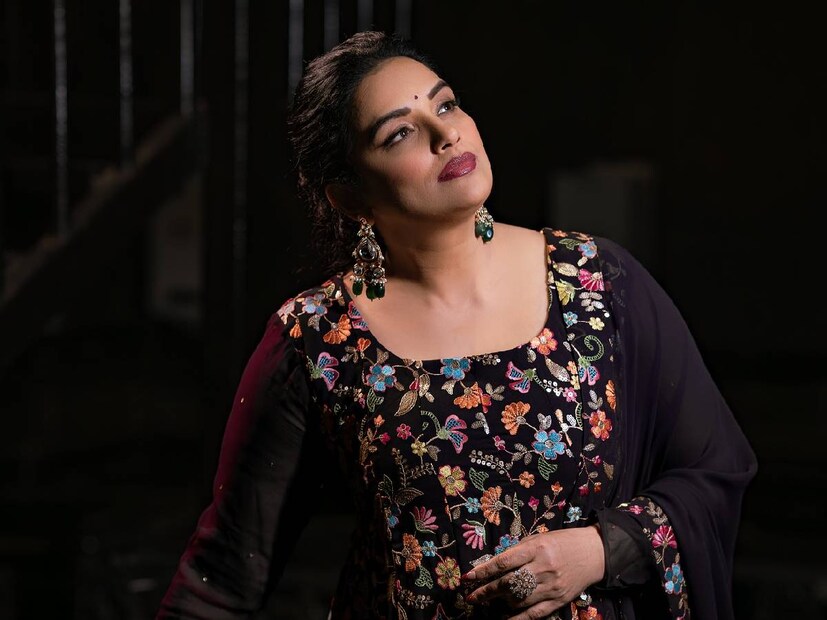 കാക്കക്കുയിലിലെ ഡാൻസും ഒരു രതിനിർവേദവുമല്ല ശ്വേതാ മേനോനെ നിർവചിക്കേണ്ട ചിത്രങ്ങൾ. പാലേരി മാണിക്യവും, നവൽ എന്ന ജുവലും, ബദലും അങ്ങനെ പോകുന്ന ഒരു നീണ്ട നിരയുണ്ടാകും അവരുടെ ചിത്രങ്ങളുടെ പട്ടിക പരിശോധിച്ചാൽ. ബോൾഡ് വേഷങ്ങളിലേക്ക് ക്ഷണം കിട്ടിയിരുന്ന നാളുകളിൽ ആ ചോദ്യത്തിനുള്ള ഉത്തരവും ശ്വേതാ മേനോൻ നൽകിയിരുന്നു. ബോൾഡ് കഥാപാത്രങ്ങൾ ആവശ്യത്തിലേറെ ചെയ്തു കഴിഞ്ഞതായി വിശ്വസിക്കുന്നു എന്ന് ശ്വേത അന്ന് പറഞ്ഞിരുന്നു (തുടർന്ന് വായിക്കുക)