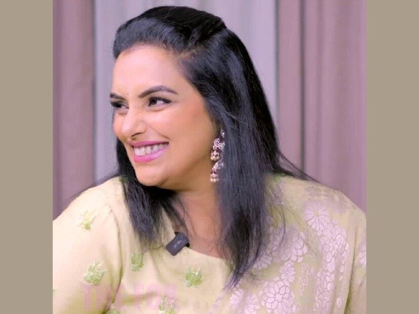 ഒരിക്കൽ ശ്വേതാ മേനോൻ തായ്‌ലൻഡ് തെരുവുകളിൽ ഭിക്ഷാടനം നടത്തുന്ന വീഡിയോ ദൃശ്യം വൈറലായിരുന്നു. ഒരു റിയാലിറ്റി ഷോയുടെ ടാസ്കിന്റെ ഭാഗമായാണ് ശ്വേതാ മേനോൻ അന്ന് അങ്ങനെയൊരു പടപ്പുറപ്പാട് നടത്തിയത്. അതിനു മുൻപ് ചെയ്ത മറ്റൊരു ടാസ്കിന്റെ ഭാഗമായി അവരുടെ കാൽ ഒടിഞ്ഞിരുന്നു. ഒരു മത്സരത്തെ അതിന്റെ പൂർണ സ്പിരിറ്റിൽ എടുത്തത് കൊണ്ടാണ് അങ്ങനെ ചെയ്തത് എന്ന് ശ്വേത. അത്തരമൊരു പരിപാടി കേരളത്തിൽ ചെയ്തിരുന്നുവെങ്കിൽ, ഉണ്ടാവാൻ സാധ്യതയുള്ള നെഗറ്റീവ് കമന്റുകളെ കുറിച്ചും ശ്വേത അന്ന് സൂചിപ്പിച്ചിരുന്നു. അതൊരു ഷൂട്ടിങ്ങിന്റെ ഭാഗമാണെന്ന് കണ്ടുനിന്നവർക്കും മനസിലായി. താൻ കുറച്ചു പണം ആ വഴി സമ്പാദിച്ചു എന്നും ഒരു ചിരിയോടു കൂടി ടൈംസ് ഓഫ് ഇന്ത്യക്ക് നൽകിയ അഭിമുഖത്തിൽ ശ്വേതാ മേനോൻ പറഞ്ഞിട്ടുണ്ട്