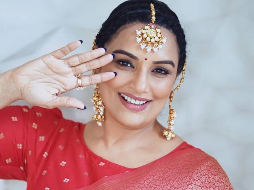 തിരക്കുകൾ വ്യക്തിജീവിതത്തിലേക്കും കടന്നുവരുമെങ്കിലും, ശ്വേത അതെല്ലാം അടുക്കും ചിട്ടയുമായി കൈകാര്യം ചെയ്യുമെന്ന് ശ്രീവത്സൻ മേനോൻ പറയുന്നു. ശ്വേതയുടെ സ്വഭാവം അങ്ങനെയാണ്. ഒരു പ്രതിസന്ധി ഉടലെടുത്താൽ, അത് തരണം ചെയ്യാനുള്ള ആത്മവിശ്വാസം ശ്വേതാ മേനോന് ഉണ്ടാവും. ഒറ്റമകളായി വളർന്നതിന്റെ ഗുണമാവാം എന്ന് ശ്രീവത്സൻ മേനോൻ. ഒരിക്കൽ ശ്രീവത്സൻ മേനോൻ മുംബൈയിൽ ജോലിചെയ്തിരുന്ന വേളയിൽ ശ്വേത മലയാള സിനിമയിലെ തിരക്കുപിടിച്ച നടിയായിരുന്നു