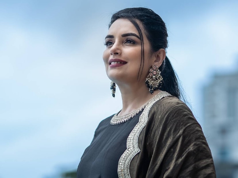 ഭർത്താവിനോട് ജിമ്മിൽ പോകാൻ പറയും. ശേഷം, വീട്ടുജോലിക്കാരിയോട് വാങ്ങേണ്ട പച്ചക്കറിയെക്കുറിച്ചും ഉണ്ടാക്കേണ്ട ഭക്ഷണത്തെക്കുറിച്ചും നിർദേശം നൽകും. അതുകഴിഞ്ഞാൽ, ഉച്ചയ്ക്കും വൈകുന്നേരവും ഏതാനും തവണ വിളിക്കും. മുംബൈയിൽ ആണെങ്കിൽ, ഒന്നിച്ചു ഭക്ഷണം കഴിക്കാനോ സിനിമയ്ക്ക് പോകാനോ അവർ സമയം കണ്ടെത്താറുണ്ടത്രെ. തന്റെ കരിയറിലെ തീരുമാനങ്ങളും ശ്വേതയുമായി ചർച്ച ചെയ്താൽ, നെല്ലും പതിരും വേർതിരിച്ചെടുക്കാൻ ശ്വേതയ്ക്ക് കഴിയും എന്നദ്ദേഹം പറയുന്നു