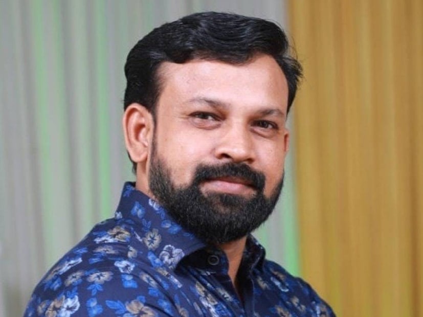നവാസും രഹ്നയും കൂടി ഒരു സിനിമയും ഒരു സംഗീത വീഡിയോയും അഭിനയിച്ചു തീർത്തു. രണ്ടിലും ആ ദമ്പതികൾ തന്നെ ജോഡിയായി വേഷമിട്ടു. നീണ്ട നാളുകൾക്ക് ശേഷം ക്യാമറയ്ക്കു മുന്നിൽ, അതും ഭർത്താവിന്റെ കൂടെ അഭിനയിച്ചപ്പോൾ, ചിരിയടക്കാൻ കഴിഞ്ഞില്ല എന്ന് രഹ്ന പറഞ്ഞിരുന്നു. 'ഇഴ' എന്നാണ് അവർ ഒന്നിച്ചഭിനയിച്ച ആ സിനിമയുടെ പേര്. നവാസിന്റെ മരണ ശേഷം ആ ചിത്രം പ്രേക്ഷകരുടെ മുന്നിലുമെത്തി. അതേപ്പറ്റി പറയുമ്പോൾ, സംവിധായകൻ സിറാജ് റേസക്കും കണ്ഠമിടറുന്നു. ഒരു സിനിമ റിലീസ് ചെയ്യുമ്പോൾ ഉണ്ടാവേണ്ട സന്തോഷം ഒരു തരിപോലും അനുഭവിക്കാൻ കഴിയാത്ത അവസരത്തിലാണ് അവർ 