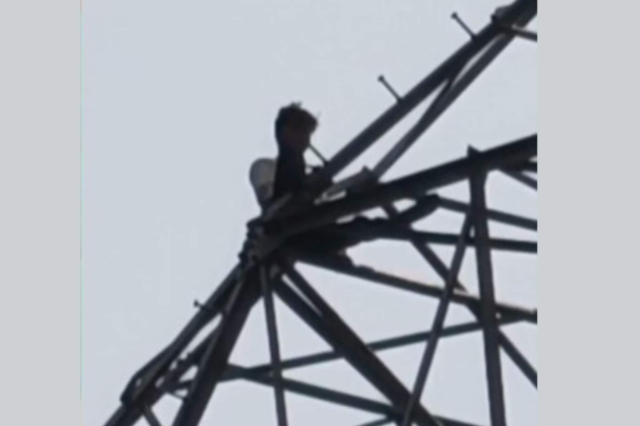 രണ്ടാം ഭാര്യയുടെ സഹോദരിയെ വിവാഹം കഴിക്കണമെന്നാവശ്യപ്പെട്ട് വൈദ്യുത ടവറിന് മുകളില്‍ കയറി യുവാവിന്റെ ഭീഷണി