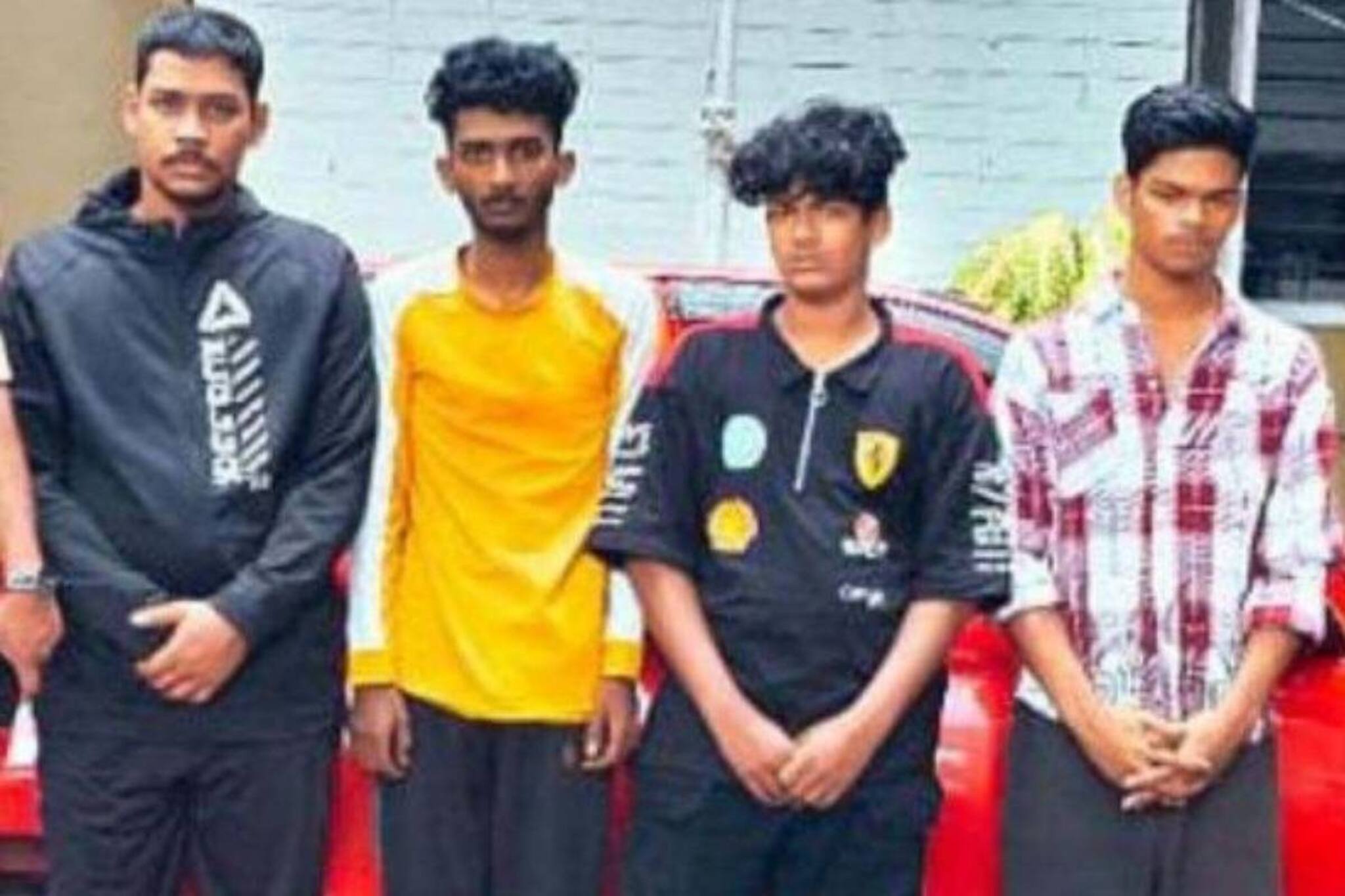 ആളൊഴിഞ്ഞ സ്ഥലത്ത് കാറിൽ യുവാക്കളുടെ സ്വവർ​ഗരതിക്ക് പിന്നാലെ സ്വര്‍ണം ഊരിയെടുത്തു; ഉപേക്ഷിച്ചത് 'സുമതി വളവി'ൽ