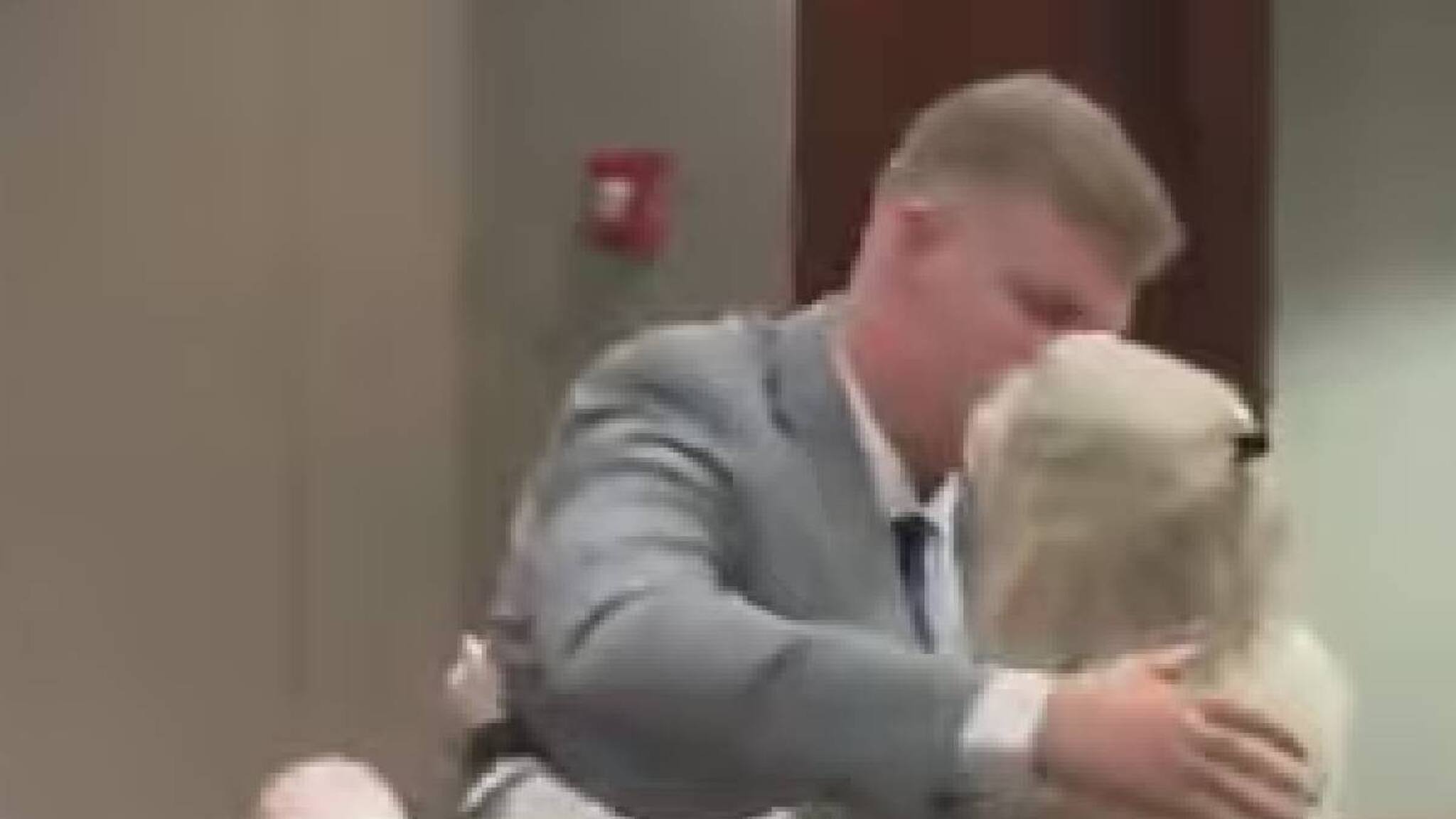 ഭർത്താവിന്റെ കൊലപാതകിക്ക് മാപ്പ് നൽകി കോടതി മുറിയിൽ വച്ച് ആലിംഗനം ചെയ്ത യുവതി; വൈറൽ വീഡിയോ