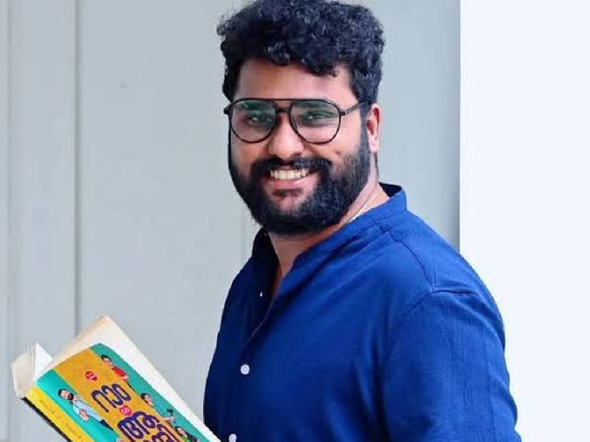 'ഇങ്ങനെ ആണോ സാഹിത്യത്തെ സംരക്ഷിക്കാൻ ശബ്‌ദിക്കേണ്ടത്' സമുഹമാധ്യമങ്ങളിലെ അധിക്ഷേപ പോസ്റ്റുകൾക്ക് മറുപടിയുമായി അഖിൽ പി ധർമജൻ