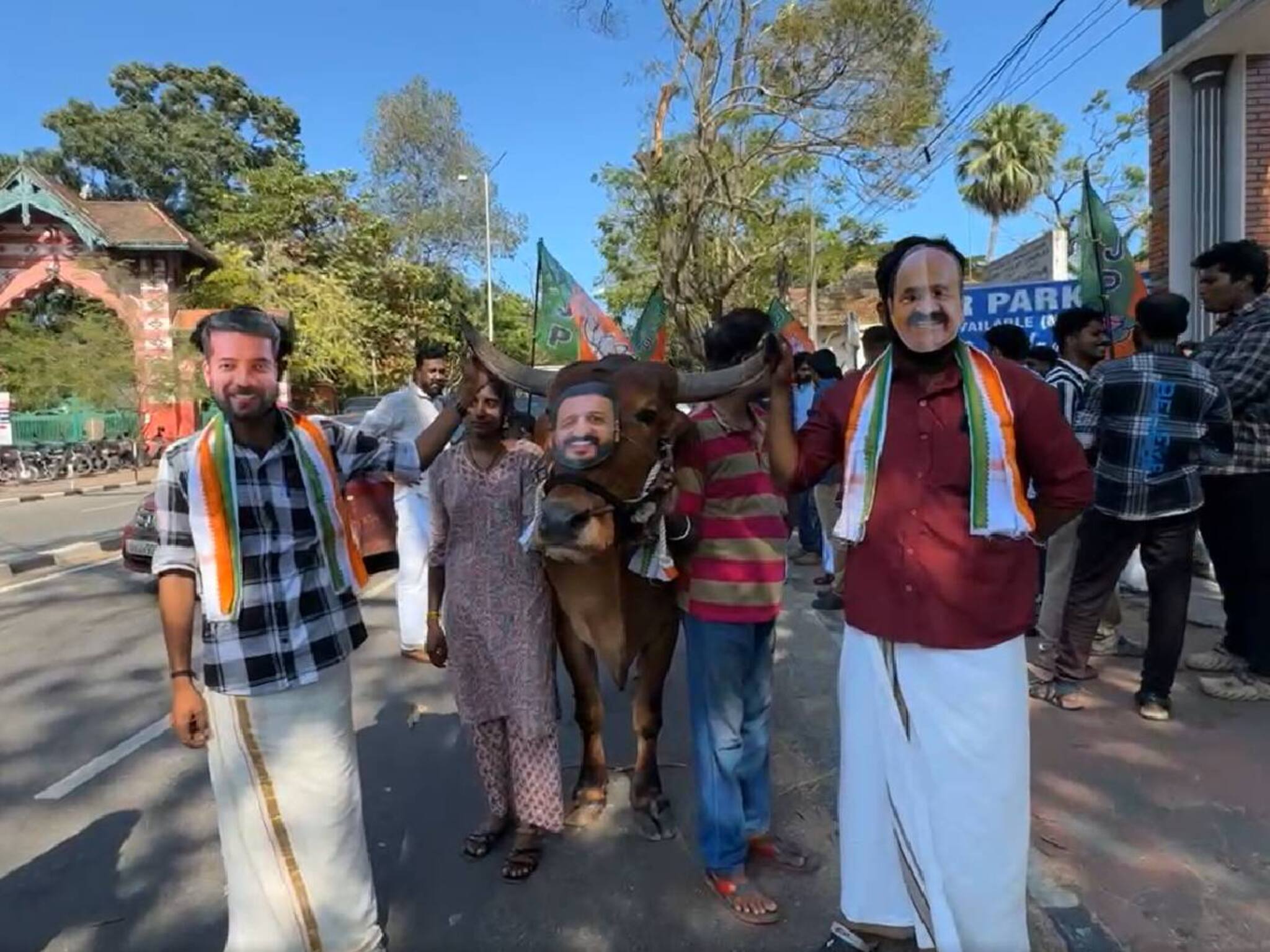 ശിവവാഹനമായ കാളയെ ഉപയോഗിച്ച യുവമോർച്ചയുടെ പ്രതിഷേധം മതവികാരം വ്രണപ്പെടുത്തി; പരാതിയുമായി കോൺഗ്രസ്