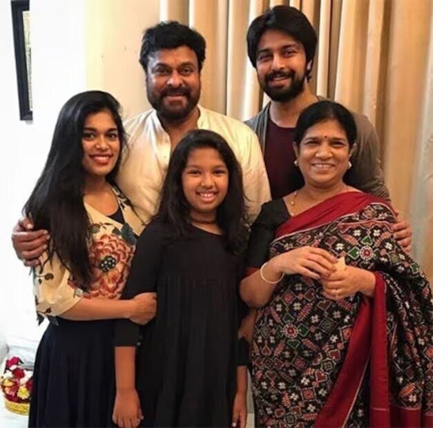ബംഗളുരുവിലെ പഞ്ചനക്ഷത്ര ഹോട്ടലിൽ നടന്ന ചടങ്ങിൽ, 2016 മാർച്ച് 28ന് ശ്രീജയുടെ കഴുത്തിൽ കല്യാൺ താലിചാർത്തി. വിവാഹച്ചടങ്ങിൽ സിനിമാ രംഗത്തെ പ്രമുഖർ പലരും പങ്കെടുത്തു. വിവാഹത്തിന് മുൻപ് ഹൽദി, മെഹന്ദി, സംഗീത് ചടങ്ങുകളും അരങ്ങേറി. അല്ലു അർജുൻ മുതൽ രാം ചരൺ വരെയുള്ള നടന്മാരുടെ സാന്നിധ്യം കൊണ്ട് നിറഞ്ഞിരുന്നു ഈ ചടങ്ങ്. ചിരഞ്ജീവിയുടെയും സുരേഖയുടെയും മൂന്നു മക്കളിൽ ഇളയവളാണ് ശ്രീജ. പ്രശസ്ത നടൻ രാം ചരൺ, സുഷ്മിത കോനിഡേല എന്നിവരാണ് ദമ്പതികളുടെ മറ്റുമക്കൾ