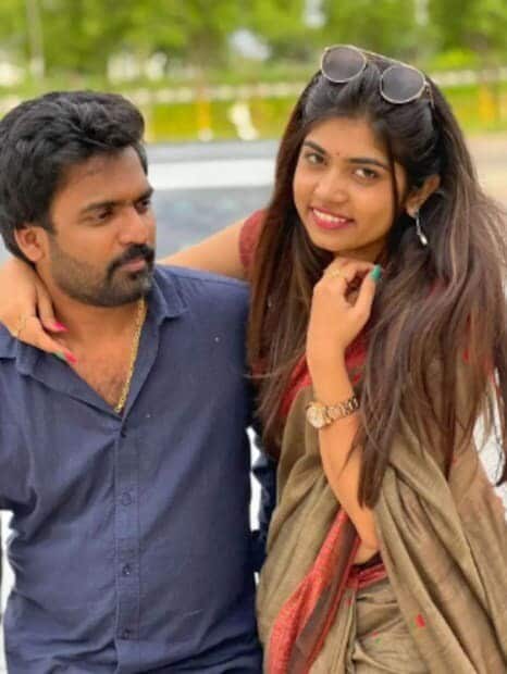  ഒന്നോ രണ്ടോ അല്ല, 700 കോടി രൂപയുടെ തട്ടിപ്പാണ് ദമ്പതികളുടെ പേരിൽ നടന്നത്. കോടിക്കണക്കിനു രൂപ വിലയുള്ള വസ്തുവകകൾ റിതുവിന്റെ പേരിൽ രജിസ്റ്റർ ചെയ്തുനൽകി. ഇതുമായി ബന്ധപ്പെട്ട രേഖകളും വൈറലായി. ഇബ്രാഹിം പട്ടണം സബ്-റെജിസ്ട്രർ ധർമ സിംഗ് ആന്ധ്രാ മുഖ്യമന്ത്രി ചന്ദ്രബാബു നായിഡുവിന് അയച്ച കത്തിലാണ് റിതുവിന്റെയും ശ്രീകാന്തിന്റെയും ഭൂമിയിടപാടിനെ കുറിച്ച് പരാതിയുണ്ടായത്. സബ് രജിസ്ട്രാർ ആയിരിക്കെ, കൈക്കൂലി വാങ്ങുന്ന സ്വഭാവക്കാരനാണ് ഇദ്ദേഹം എന്നായിരുന്നു ശ്രീകാന്തിന്റെ പ്രതികരണം