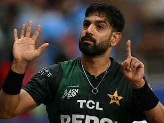 യുദ്ധവിമാനം പറന്നുയരുന്നു, നിലം പൊത്തുന്നു; ഇന്ത്യൻ കാണികളെ പ്രകോപിപ്പിച്ച് പാക് താരത്തിന്റെ '6-0' ആംഗ്യം