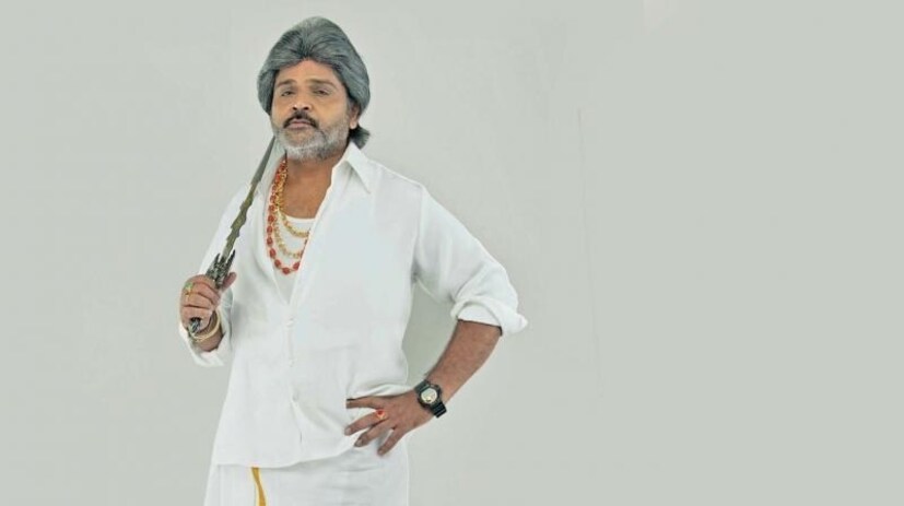 ഉന്നതവിദ്യാഭ്യാസമുള്ള കുടുംബത്തിലെ അംഗമാണ് രാംകി. എന്നാൽ, തന്റെ സഹോദരങ്ങളെ പോലായിരുന്നില്ല രാംകി. പഠനത്തിൽ രാംകിക്ക് തെല്ലും താല്പര്യമില്ലാതായി. മകൻ ഒരു തോൽവി എന്ന് വിശ്വസിച്ചിരുന്ന രാംകിയുടെ പിതാവ് ഒരിക്കൽ അദ്ദേഹത്തെ ഉപേക്ഷിച്ച മട്ടായിരുന്നു. പഠനത്തിൽ തല്പരനല്ലാത്ത മകനോട് പിതാവിന് തെല്ലൊരു നീരസം. എന്നിരുന്നാലും, സിനിമയോടുള്ള ഭ്രമം രാംകി എക്കാലവും മങ്ങാതെ കാത്തു