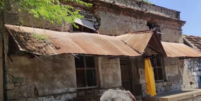 കല്ലുകൾ കൊണ്ട് രൂപഭംഗിയേറിയ ഒരു വലിയ ബംഗ്ലാവിന്റെ ഉടമസ്ഥരായിരുന്നു രാംകിയുടെ കുടുംബം ഒരിക്കൽ. ഗ്രാമത്തിൽ 100 ഏക്കറോളം വ്യാപിച്ചു കിടക്കുന്നതാണ് അവരുടെ ആസ്തി. ഇന്ന് അതിന്റെ അവശേഷിക്കുന്ന ഭാഗങ്ങൾ നാശത്തിന്റെ വക്കിലാണ്. അന്നുണ്ടായിരുന്ന ഭൂമി ഏറെക്കുറെ വിറ്റുപോയി എന്ന് നാട്ടുകാർ പറയുന്നു. മധുരൈ, ചെന്നൈ പോലുള്ള നഗരങ്ങളിലും വിദേശ രാജ്യങ്ങളിലുമായാണ് അവർ താമസം എന്നാണു വിവരം