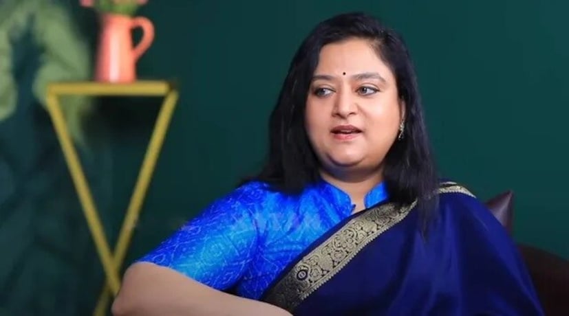  സിനിമയ്ക്ക് പുറത്തുള്ള അവരുടെ ജീവിതം നോക്കിയാൽ, മോഹിനിയുടേത് ഏറെ വെല്ലുവിളികൾ നിറഞ്ഞ ജീവിതമെന്നു മനസിലാകും. വിവാഹം ചെയ്യുമ്പോൾ മോഹിനിക്ക് പ്രായം വെറും 21 വയസായിരുന്നു. ഭർത്താവ് ഭരത് എം.ബി.എ. ബിരുദധാരിയാണ്. വിവാഹം ജീവിതം തുടക്കത്തിൽ സന്തോഷകരമായിരുന്നു എങ്കിലും, പിന്നീട് പ്രശ്നങ്ങൾ ഉണ്ടാവാൻ ആരംഭിച്ചു. ദിവസങ്ങൾ കഴിഞ്ഞതും, മോഹിനി ചില വിചിത്ര സ്വപ്‌നങ്ങൾ കാണാൻ ആരംഭിച്ചുവത്രേ. ആരോ തന്റെ കഴുത്തു ഞെരിക്കുന്നതായും, ഉറക്കം ഉണർന്നപ്പോൾ ശരീരത്തിൽ പാടുകൾ കണ്ടുവെന്നും മോഹിനി. ഭർത്താവിന്റെ ഒരു ബന്ധു ആഭിചാരക്രിയകൾ ചെയ്തതാണ് അതിനു കാരണം എന്ന് പിന്നീട് മോഹിനി ഒരു ജ്യോതിഷിയുടെ അടുത്തു നിന്നും മനസിലാക്കിയത്രേ