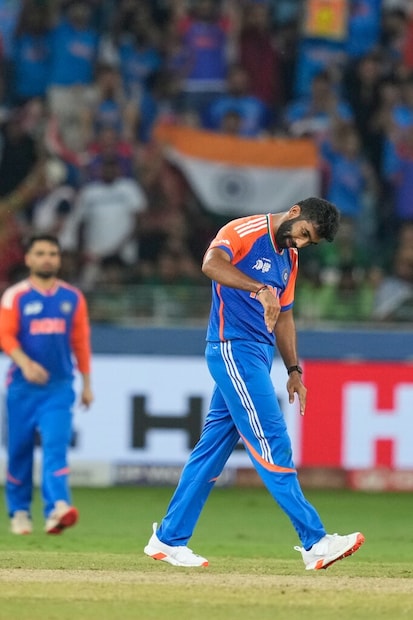 The Dubai International Cricket Stadium witnessed fireworks not just with the ball but also with Bumrah’s antics. After uprooting Rauf’s off stump, Bumrah lifted the entertainment levels by copying Rauf’s dipping-flight gesture. Fans were left in splits, and the send-off instantly became one of the night’s most talked-about moments.