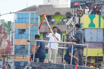 വിജയ്‌യുടെ കാറിൽ അലർട്ട് സിസ്റ്റം മുതൽ ഫ്രിഡ്ജ് വരെയുള്ള സൗകര്യങ്ങൾ; കോടികൾ വിലവരുന്ന വാഹനത്തെ കുറിച്ചറിയാം