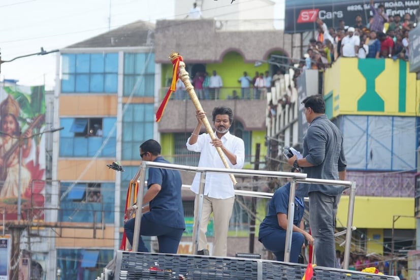  നിയമസഭാ തിരഞ്ഞെടുപ്പിന് മുന്നോടിയായി നടനും ടിവികെ 'പാർട്ടി നേതാവുമായ വിജയ് സംസ്ഥാനത്തുടനീളം പ്രചാരണം സജീവമാക്കിയിരിക്കുകയാണ്. ഈ യാത്രയ്ക്കിടെ അദ്ദേഹം ഉപയോഗിക്കുന്ന ആഡംബര കാർ പ്രേക്ഷകരുടെയും മാധ്യമങ്ങളുടെയും ശ്രദ്ധ പിടിച്ചുപറ്റി. ഏകദേശം 3.10 കോടി രൂപ വിലവരുന്ന 'ലെക്സസ് LM 350H' മോഡൽ കാറാണ് വിജയ് ഉപയോഗിക്കുന്നത്.