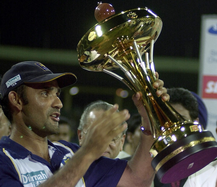  മർവൻ അട്ടപ്പട്ടു (ശ്രീലങ്ക, 2004) - മർവൻ അട്ടപ്പട്ടുവിന്റെ നേതൃത്വത്തിൽ ശ്രീലങ്ക 2004 ലെ ഏഷ്യാ കപ്പ് കിരീടം നേടി. ഫൈനലിൽ ശ്രീലങ്ക ഇന്ത്യയെ 25 റൺസിന് പരാജയപ്പെടുത്തി. (ചിത്രത്തിന് കടപ്പാട്: AFP)